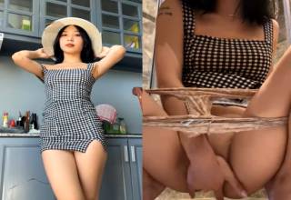 Đến Nhà Bạn Chơi Nứng Quá Lén Trốn Vào WC Thủ Dâmm